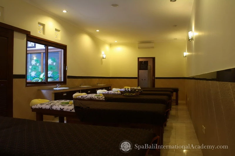 Massage class with massage classroom, massage bed and prepared towel. In order to learn spa easier